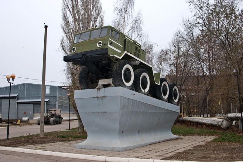 Памятника военным водителям на территории завода 2014 год. Памятника военным водителям на территории завода 2014 год.