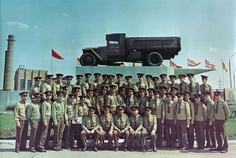 Военные водители около памятника "военным водителям" 1980... Военные водители около памятника "военным водителям" 1980...