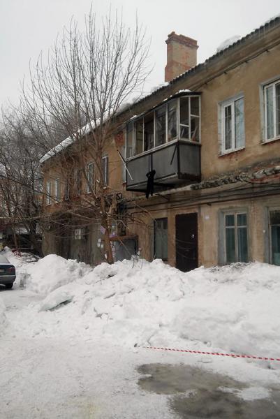Снег сошёл с крыши.