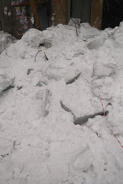 Снег и лёд сошёл с крыши.