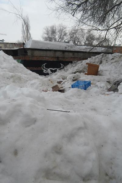 Снегу и мусора до крыши.