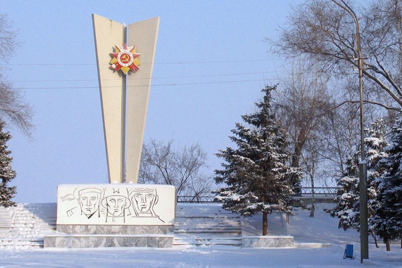 Вот таким был памятник ещё зимой.