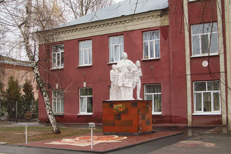 Композиция «Крупская с пионерами-героями» сегодня установлена...