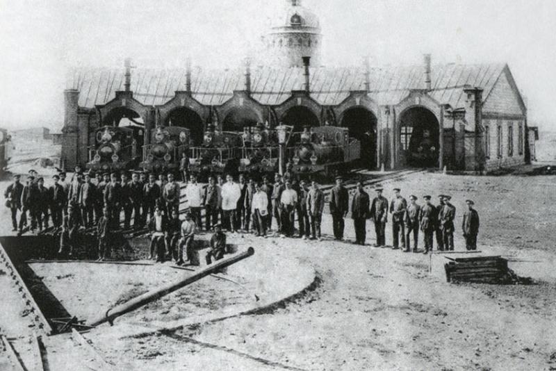 Паровозное депо узкой колеи фото 1894-99 годов.