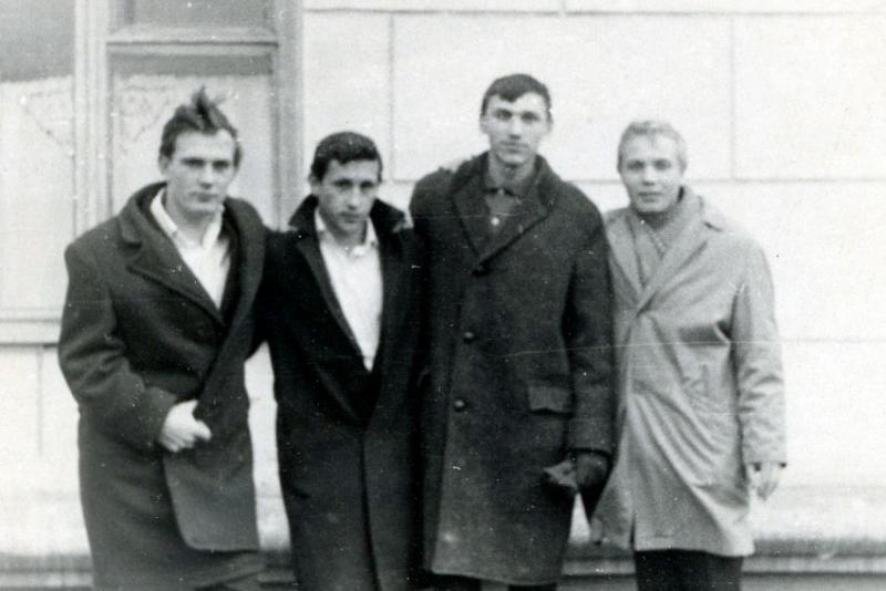 У стен общежития №91 группа. Из архива Развина Анатолия...