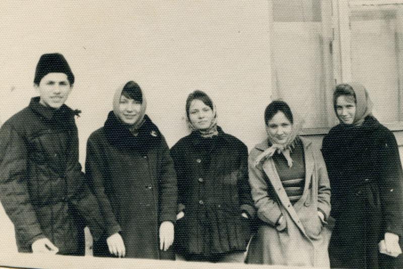 Около общежития после сельхоз работ. 1964 год.