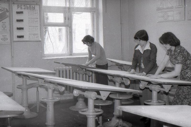 В кабинете черчения.