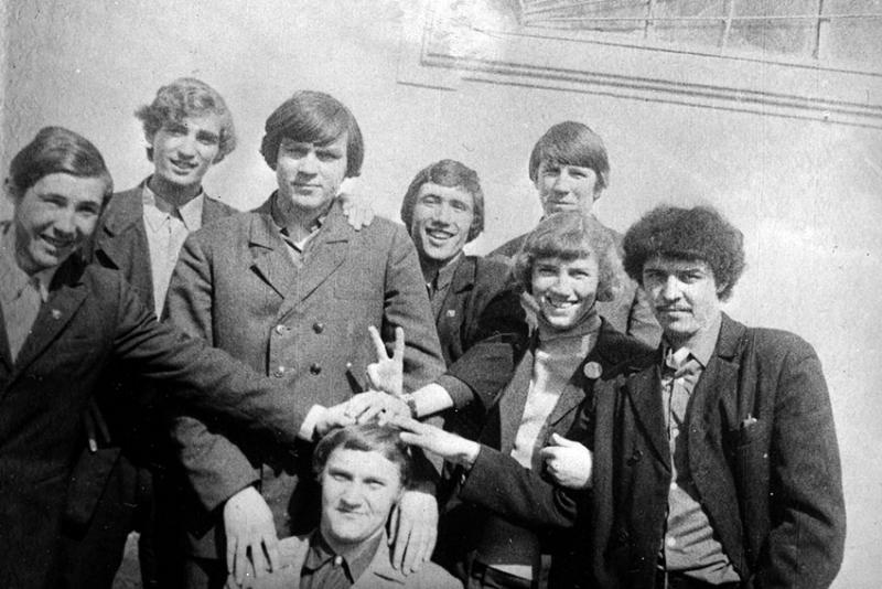 Во дворе техникума группа 142-м. Фото 1972 год из архива Ветров...