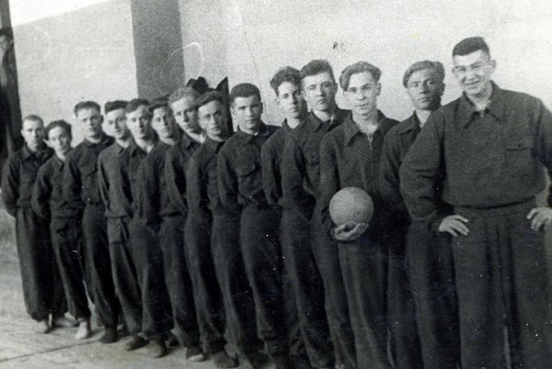 Спортивная команда "Торпеда" 30 апреля 1952 года. Фото из архива...