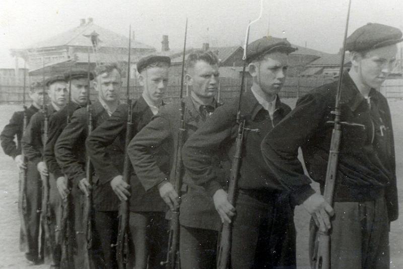 На военных занятиях третий курс май 1952 года. Фото из архива...