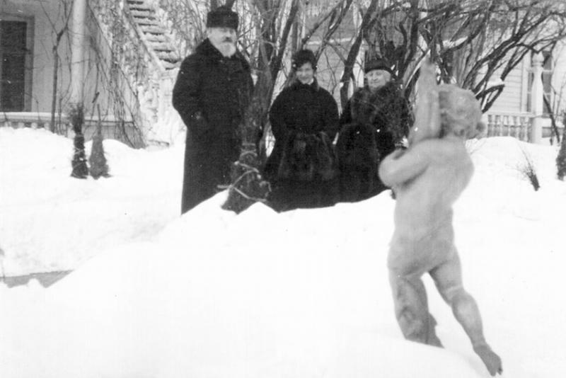 Семья во дворе особняка, на переднем плане законсевированный...