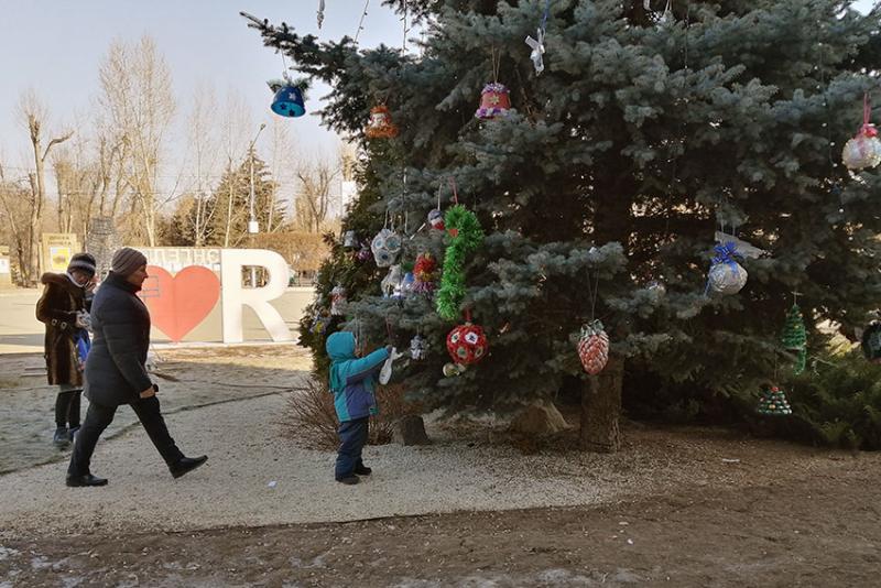 Дети около ели с игрушками.