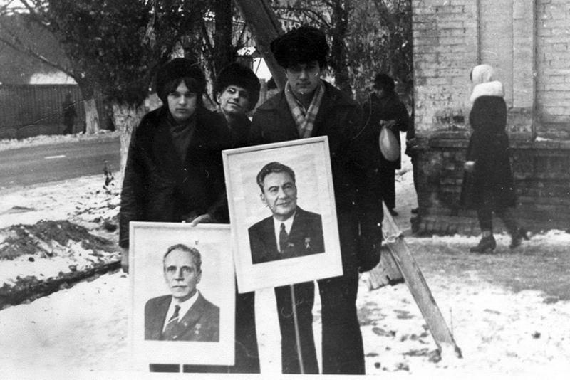 После демонстрации около техникума. Фото 1977 год из архива...