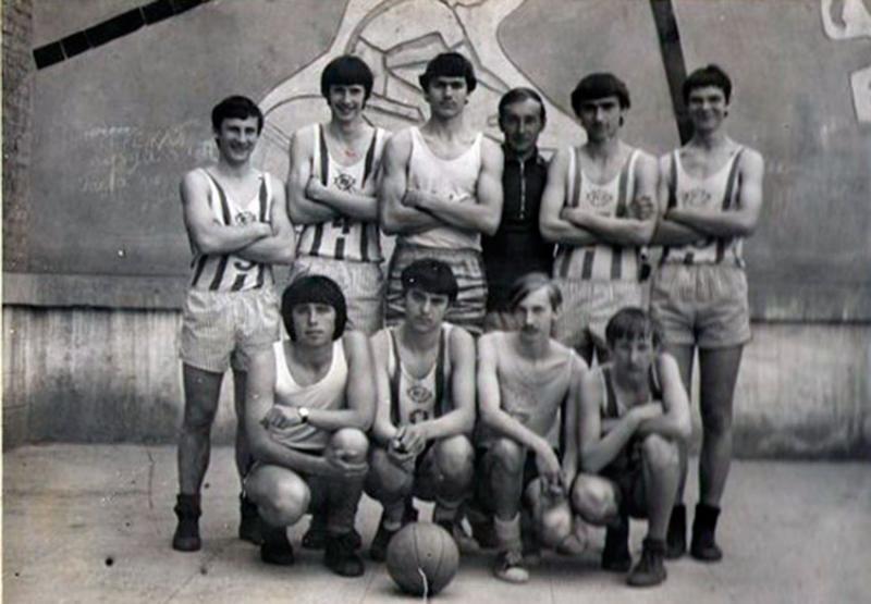 Чемпионы по городу Энгельса по баскетболу фото 1975 год.