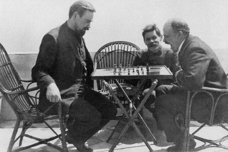 Владимир Ленин и Александр Богданов играют в шахматы во...
