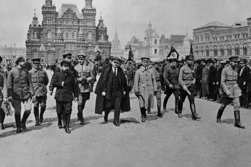В.И. Ленин с соратниками на Красной площади город Москва.
