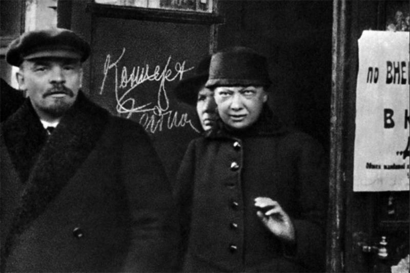 Н.К. Крупская и В.И. Ленин выходят из Дома Союзов.