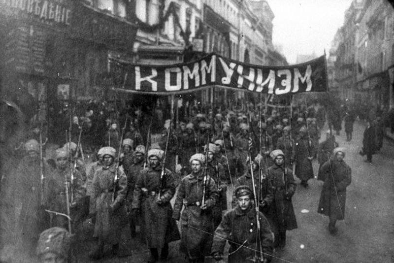 Марш к Кремлевской стене в Москве. Фото 1917 год.