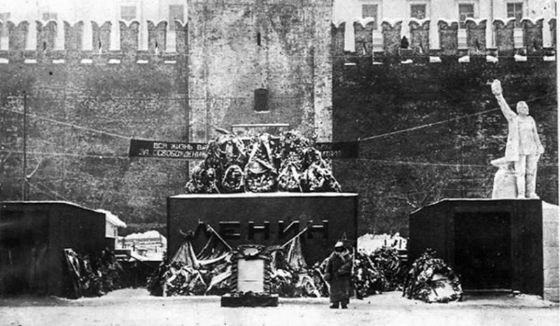 Первый деревянный мавзолей. Фото 1924 год.