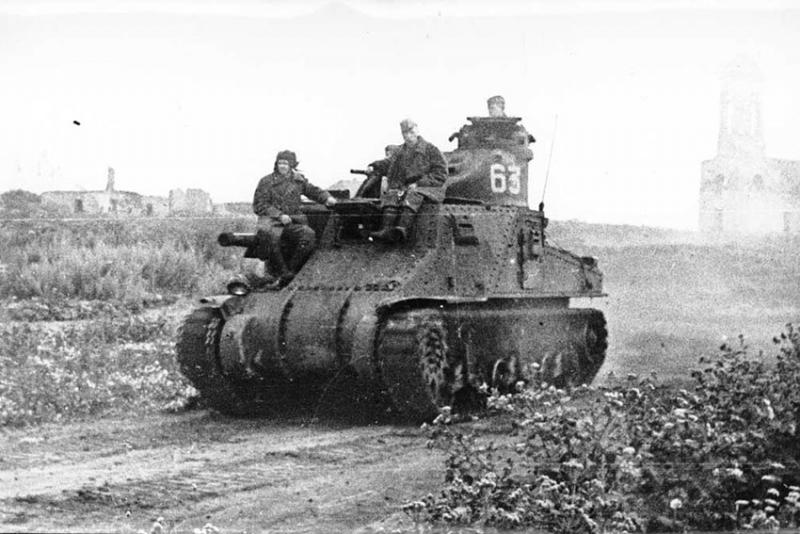 Пехота на амереканском танке М-3 “Lee”.