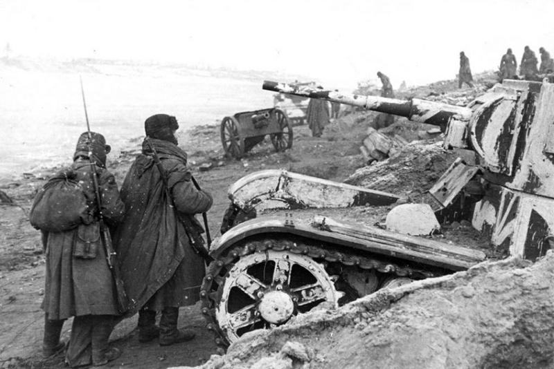 Советский танк Т-26 в зимнем камуфляже.