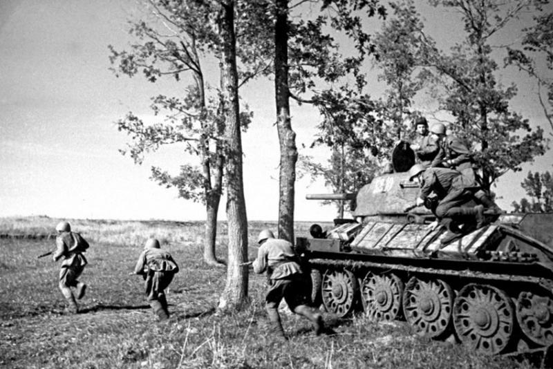 Т-34 во время учений. Перед боевыми действиями на-Курской...
