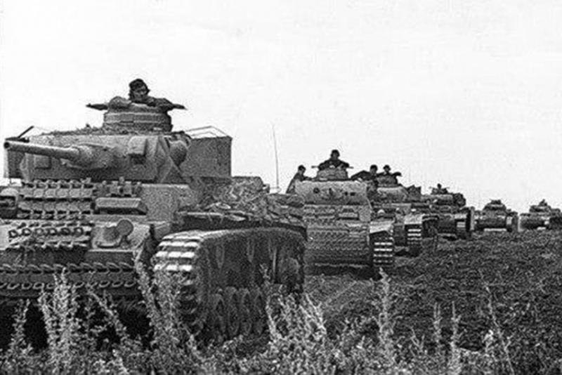 Колонна танков Pz.Kpfw. III в советской деревне перед операцией...