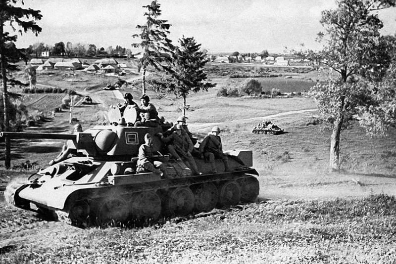 Танковый десант на Т-34 во время Курской битвы.