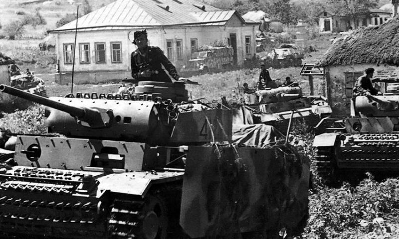 Колонна танков Pz.Kpfw. III в советской деревне перед операцией...