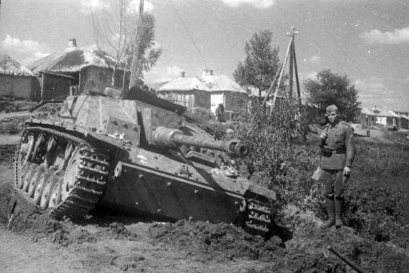 Подбитая и брошенная штурмовое орудиях StuG-III на южном фасе...