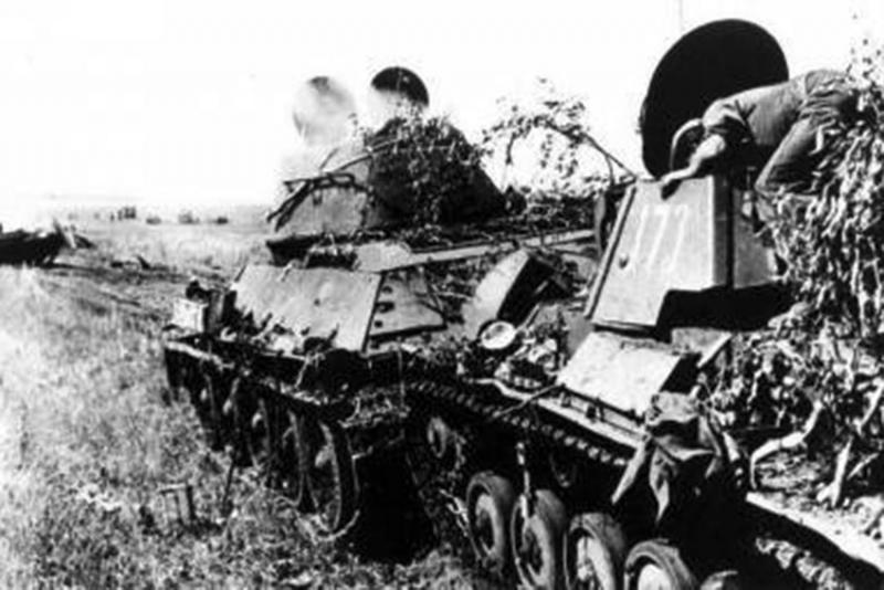 Транспортировка подбитого танка Т-70.