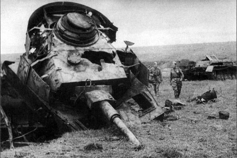 Разбитая военная техника на Курской дуге.