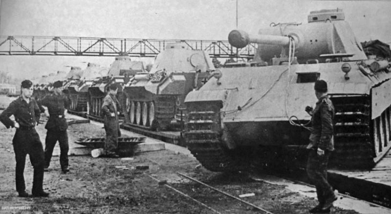 Pz.Kpfw. V на вокзале перед операцией «Цитадель».