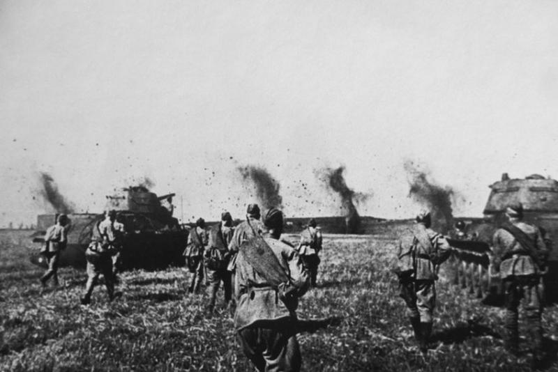 Танковая атака во время Курской битвы.