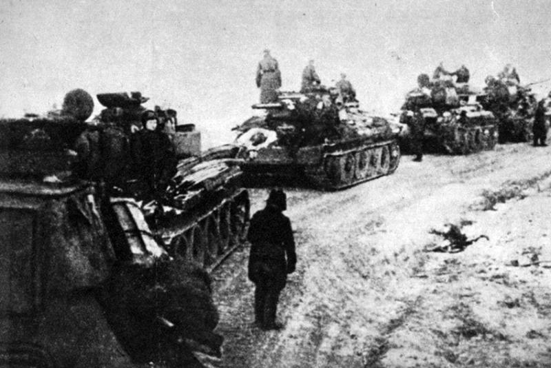 Танки Т-34 1-й армии Польской армии на марше. Весна 1945 год.