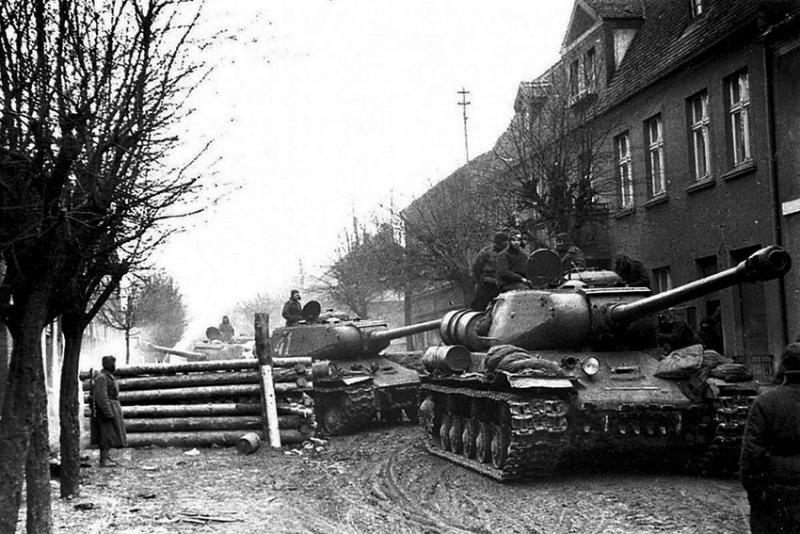 Советский тяжёлый танк ИС-2.  Фото весна 1945 год.