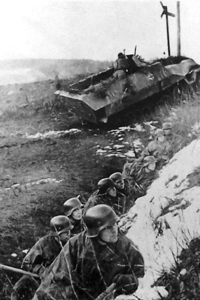 SdKfz-2511-и гренадеры в действии. Германия 1945 год.