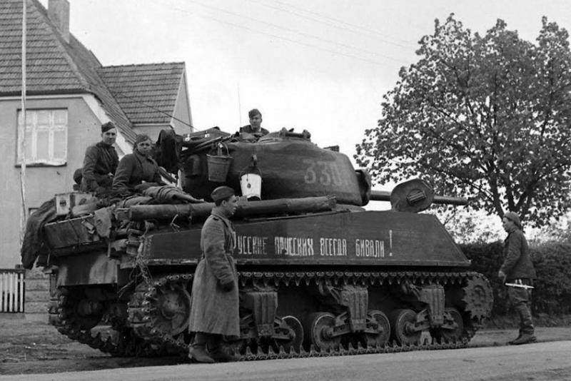 Советские танкисты и пехота с M4-Sherman. Весна 1945 года.