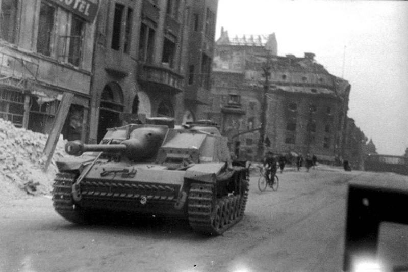 Трофейный штурмовая самоходка StuG-III на улице города. Фото...