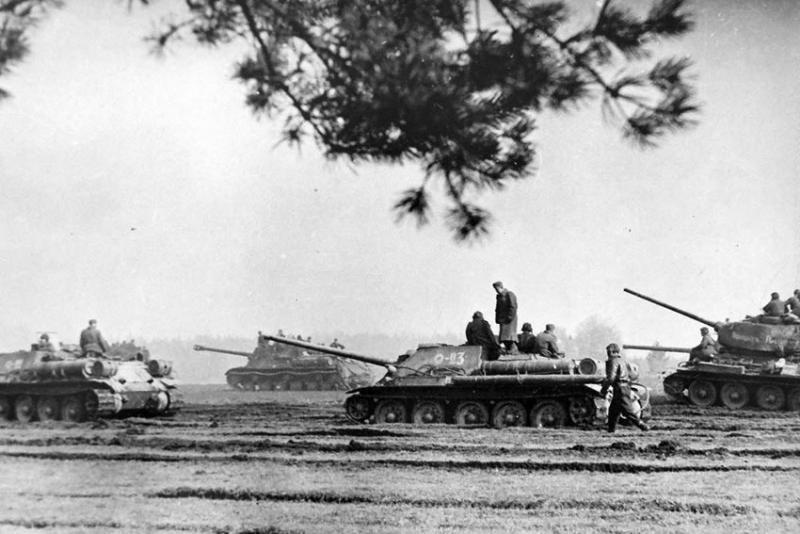 СУ-85, ИСУ-122 и T-34-85 7-го гвардейского танкового корпуса весной...