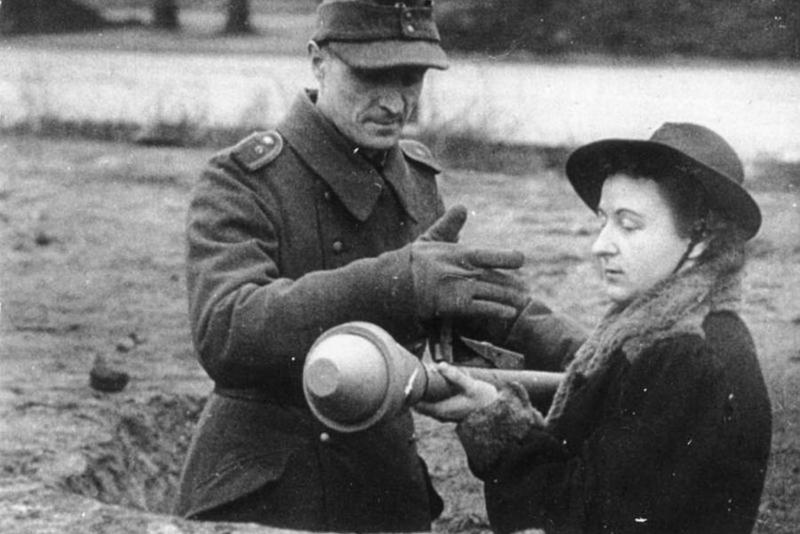 Немецкой женщине показывают, как использовать Panzerfaust. Фото...