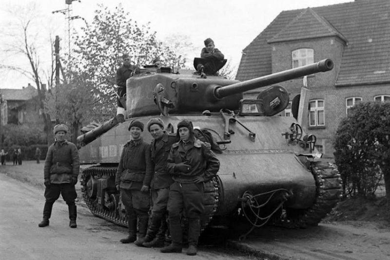 Советские танкисты и пехота с M4-Sherman. Весна 1945 года.