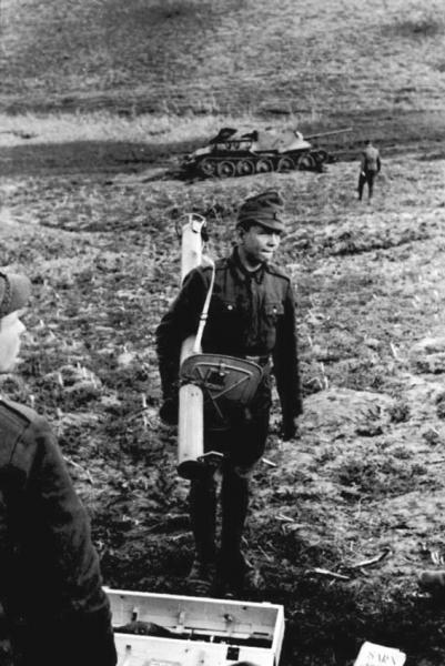 Ополченец с Panzerfaust. Фото март 1945 год.