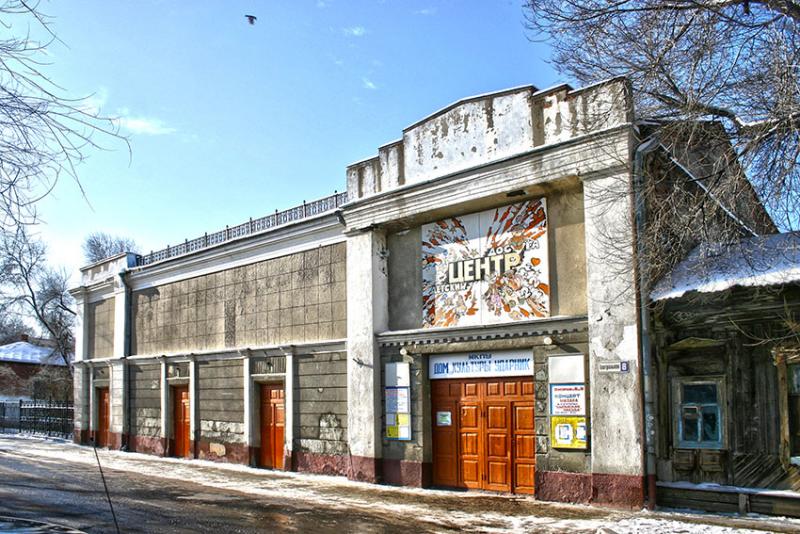 Кроме первоэкранной "Родины", в городе было ещё два кинотеатра–...