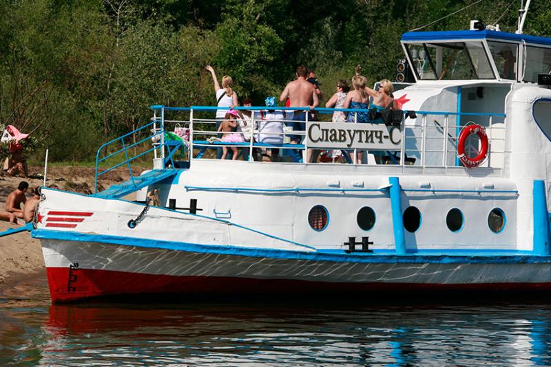 Перед началом коммерческой деятельности суда проходили...