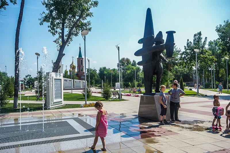 А рядом около фонтана и памятника М. Расковой отдыхают дети...