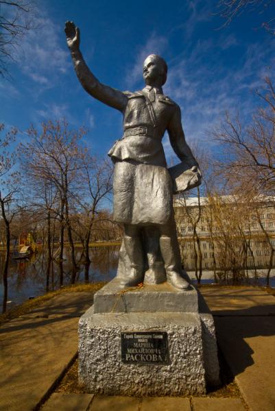 Раньше монумент находился в Летном городке Энгельса. Скульптура...