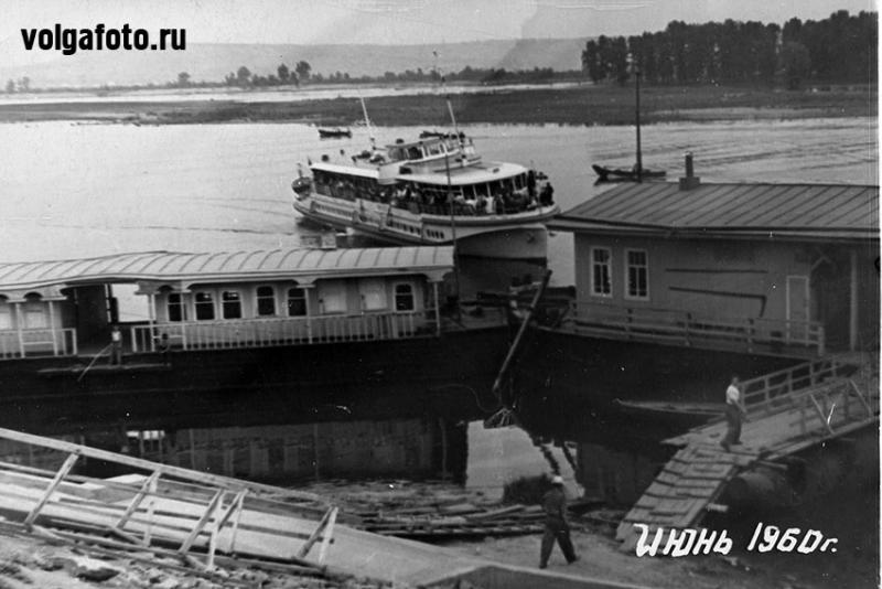 Переправа "трамвайчик" ОМ-135, энгельсская пристань. Из архива...