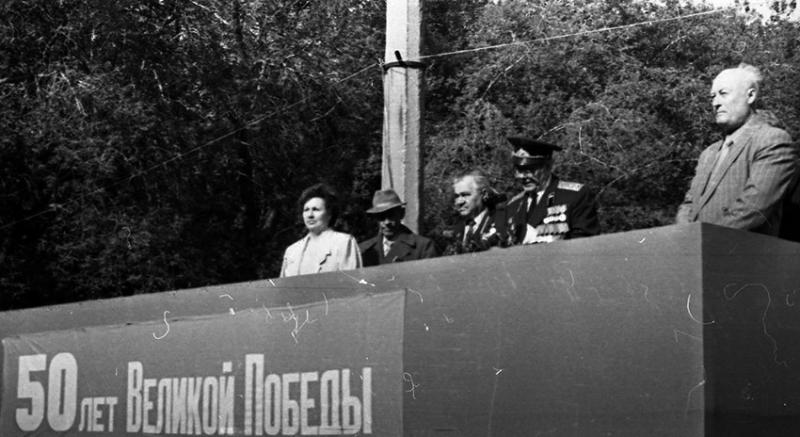 На открытие памятника "Слава ковавшим победу в на фронте...