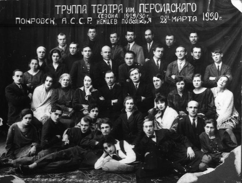 В нетопленный, звонкий от мороза зал пришел новый зритель...